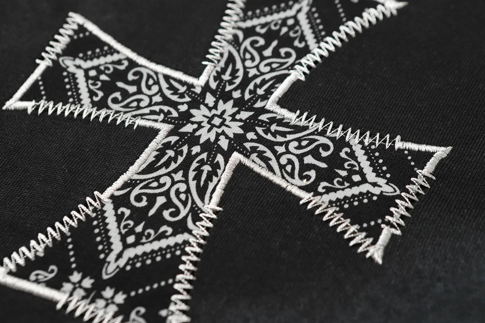 P180 Chrome Hearts] Fabric: 100% cotton Chrome Hearts* Chrome Hearts uses 300g double yarn fabric, 1*1 Solona rib, imported digital white ink front and rear direct injection superimposed printing patch embroidery process, more advanced, loose version, same style for men and women Color: Black White Size: XS S M L